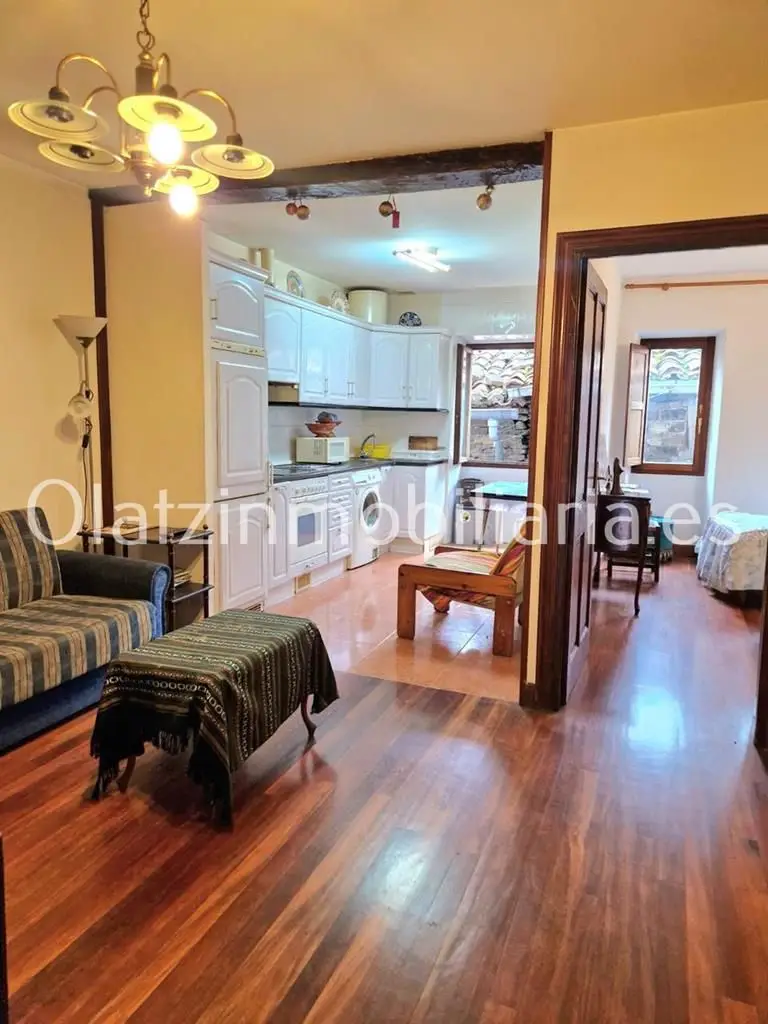 Venta Casa Artziniega 3204 - Edificio Historico con Local Comercial