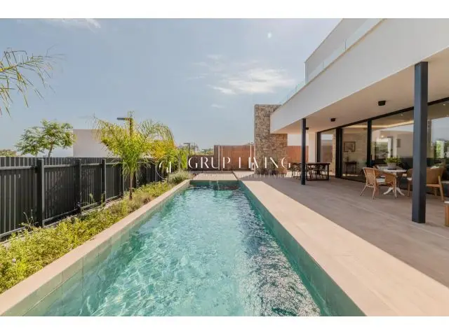 Exclusiva Casa en La Plana con Piscina y Vistas al Mar