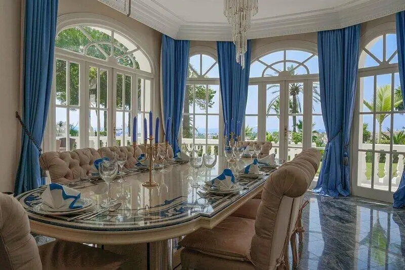 Villa de Lujo en Benahavis con Pista de Tenis y Vistas al Mar