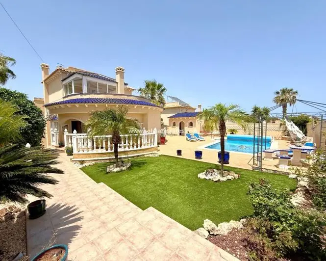 Villa 3 Dormitorios Piscina Climatizada Vistas al Mar