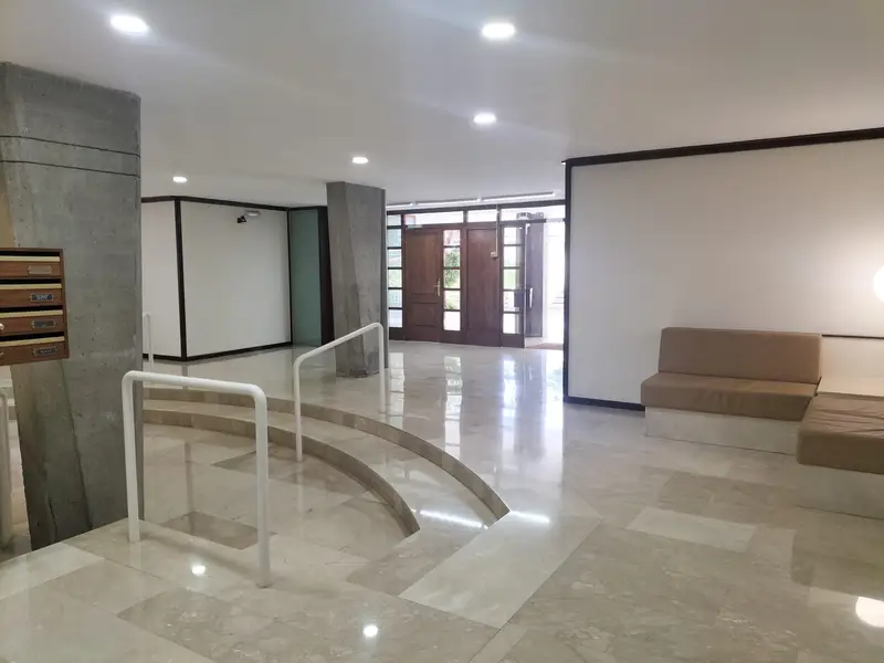 Piso en venta. Excelente ubicación, 8º piso, se entrega recién reformado, 3 habitaciones (1 suite), 2 baños, balcón, muy soleado, 2 ascensores.