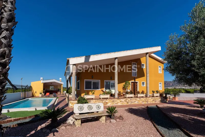 Villa en Orihuela Centro con Piscina y Parking