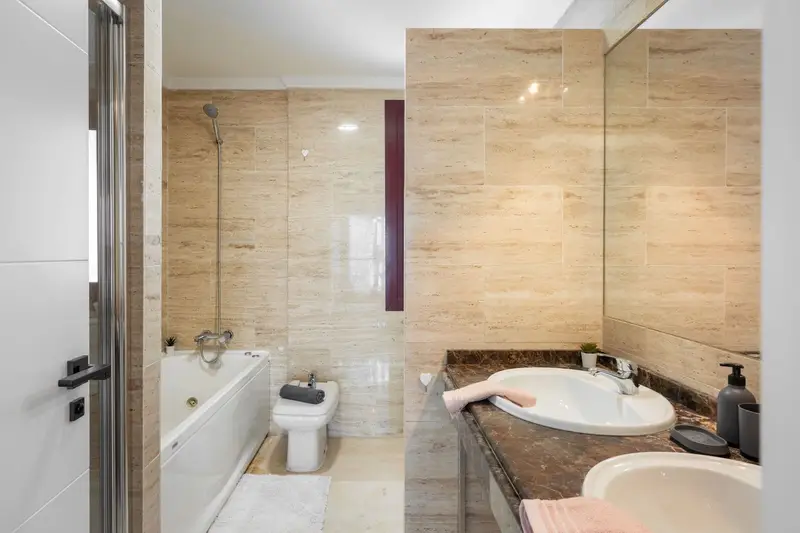 Apartamento en Doña Julia Golf con Jardín Privado y Vistas al Mar