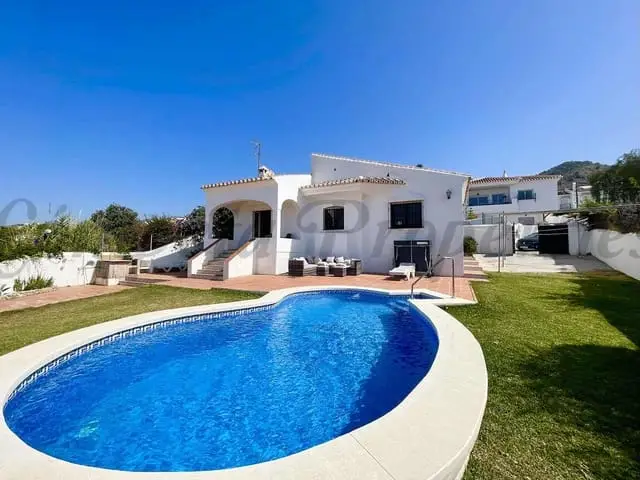 Villa con Piscina Privada en Nerja 2 Dormitorios