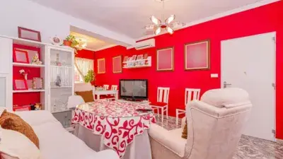 Casa Adosada en Venta en Loja: Espacioso y Luminoso