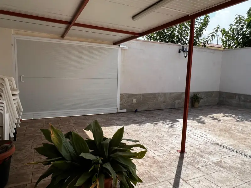 Venta Casa con calefacción en Domeño - 4 habitaciones - 240m2 patio