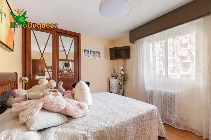 Piso en Venta en Granada Ciudad: 2 Dormitorios, Piscina y Zona Tranquila