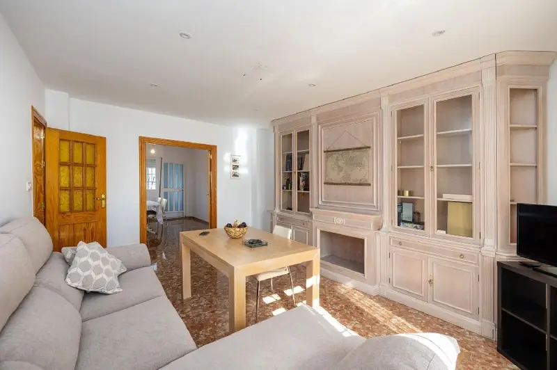 Casa en Venta en Maracena con Patio Piscina y 4 Dormitorios