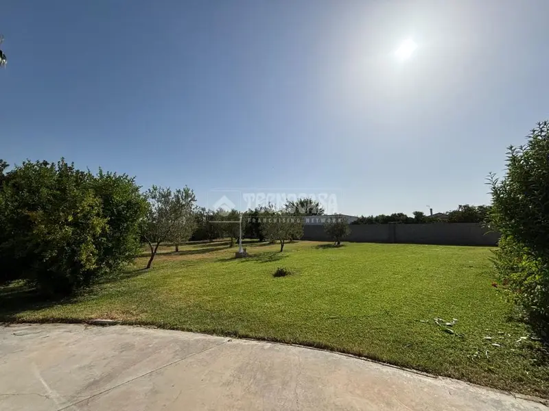 Chalet Urbano en Utrera con Piscina y 4000m2 de Terreno
