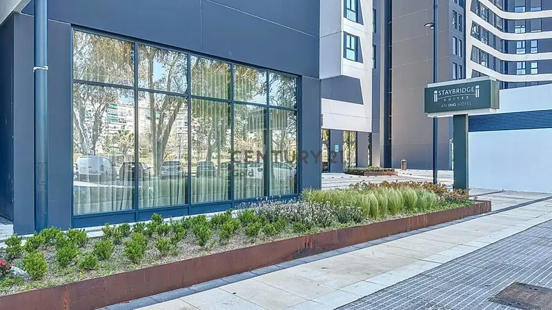 Apartamento en Málaga con Vistas al Estadio y Servicios Exclusivos
