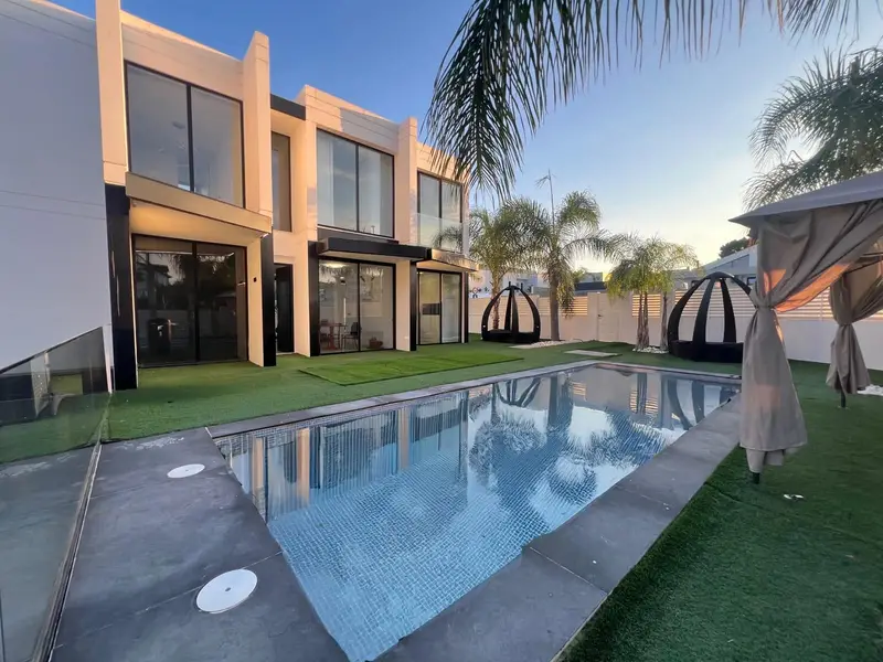 Chalet Moderno en Venta Betera con Piscina y Amplios Espacios