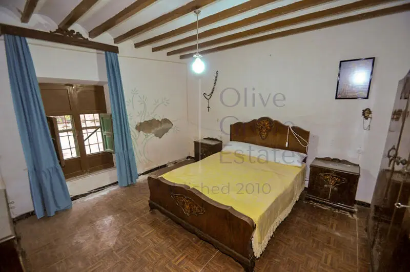 Casa de Pueblo con 6 Dormitorios y Jardín en Pinoso