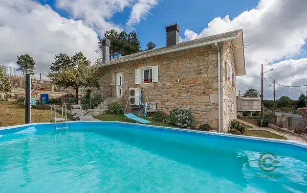 Casa rural con piscina y terreno en Pontevedra