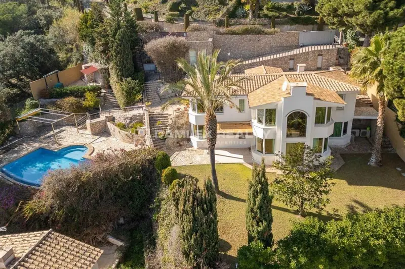 Chalet en Lloret de Mar cerca del mar con jardín y barbacoa