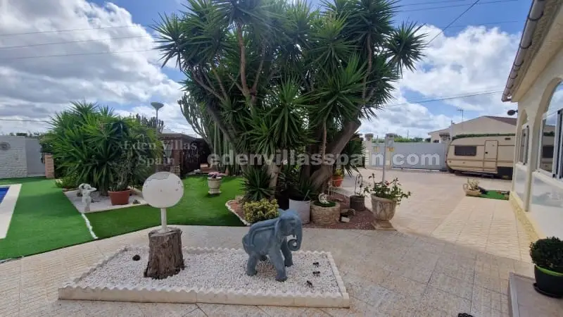Villa en venta cerca de La Marina Alicante con piscina