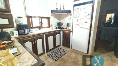 Casa Rústica en Venta: 3 Habitaciones, Amplio Salón y Azotea
