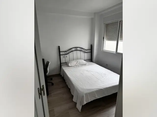 Habitación en Málaga para Estudiantes: Amueblada y Cerca del Transporte