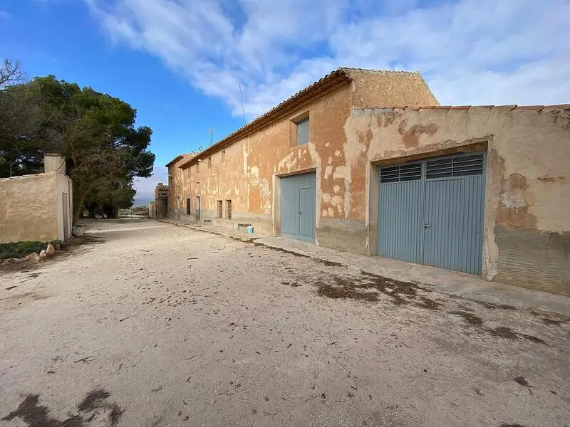 Casa de Campo en Pinoso para Reformar 8 Dormitorios