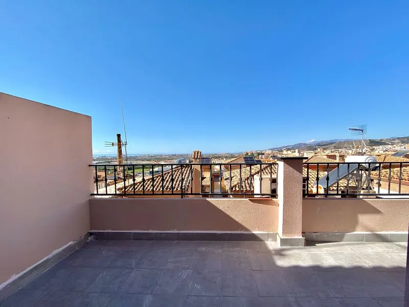 Casa Adosada Reformada en Motril con Vistas al Mar