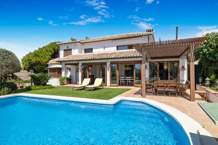 Villa en Marbella Este 6 Dormitorios Primera Linea de Playa