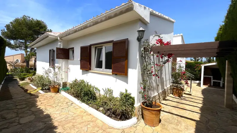 Chalet en Badia Blava con Piscina y Vistas al Mar