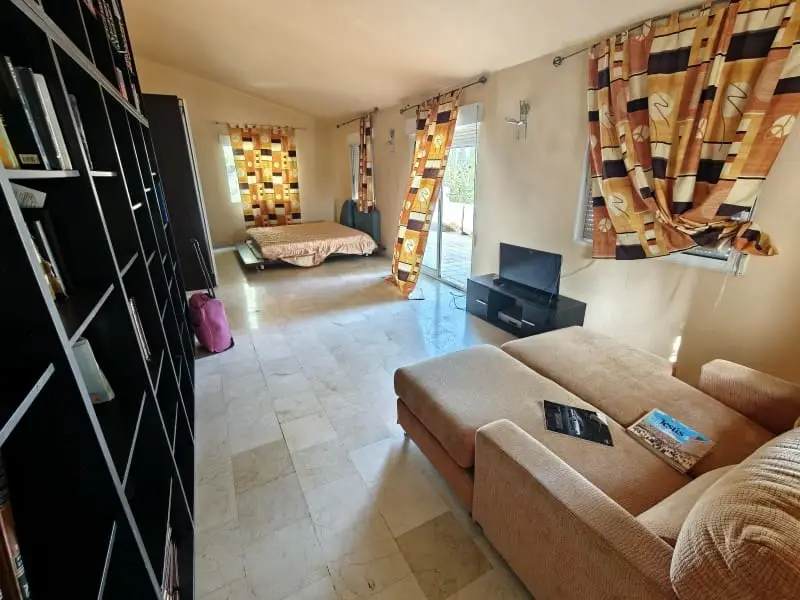 Chalet Independiente en Venta en Alicante con Piscina y 4 Habitaciones