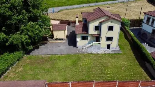 Chalet en Oviedo con Jardin y Garaje Cerca del Centro