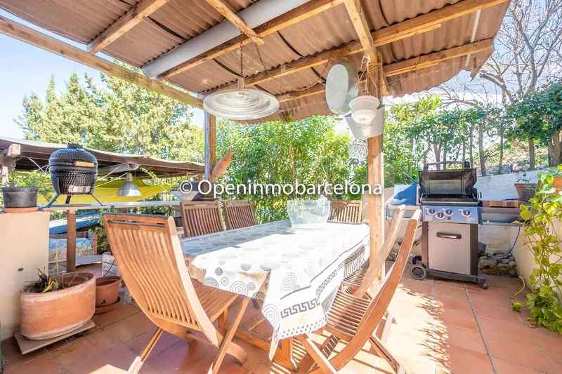 Chalet en Olivella con Jardín y Vistas a la Montaña
