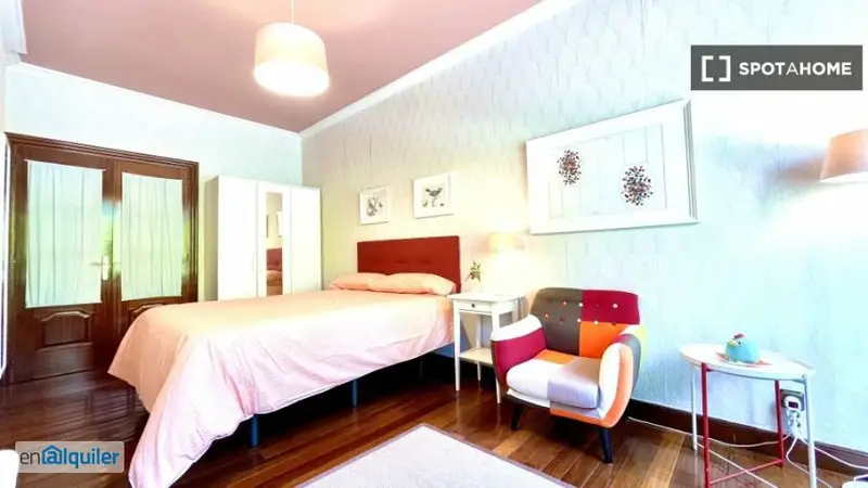 Apartamento 4 Dormitorios Abando Gran Habitacion con TV