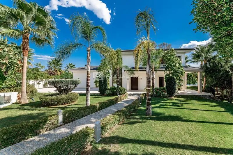 Villa de 5 Dormitorios en Nueva Andalucía Málaga