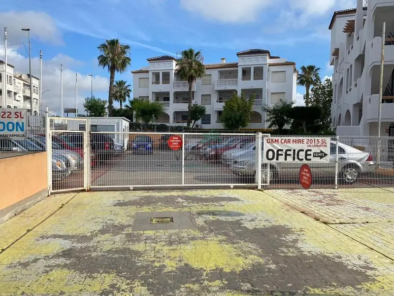 Edificio Comercial en Villamartin: Oportunidad de Inversion