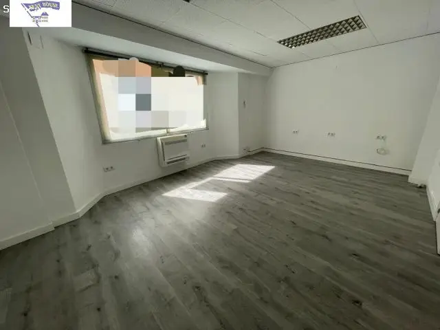 Oficina en Alquiler 62m2 Tres Despachos Amueblada