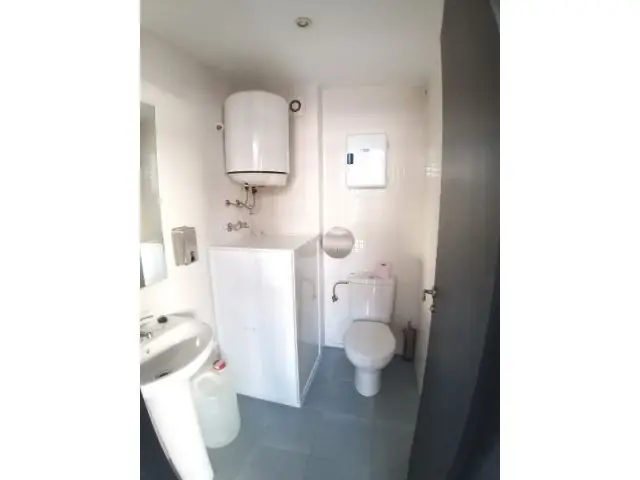 Local Comercial con Escaparate Grande Junto al Corte Ingl	