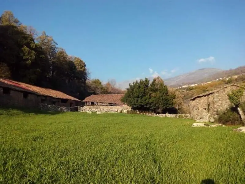 Granero de 500m2 en parcela de 1 hectárea con vistas a la montaña