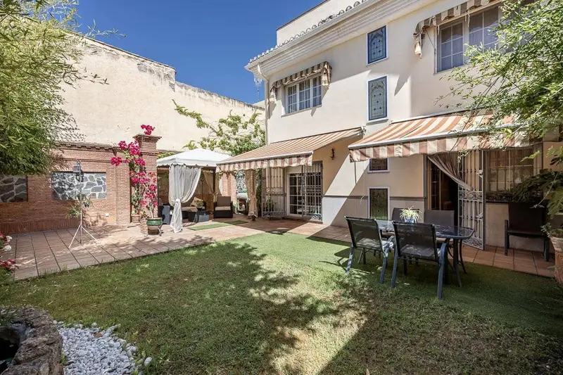 Casa en venta en Granada ciudad 290m2 3 plantas Patio Andaluz
