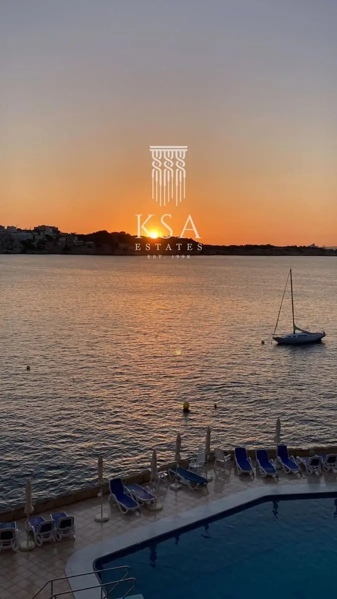 Apartamento en Cas Catalá con Vistas al Mar y Acceso Directo a la Playa