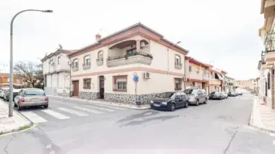 Casa Adosada en Maracena con 5 Dormitorios y Garaje
