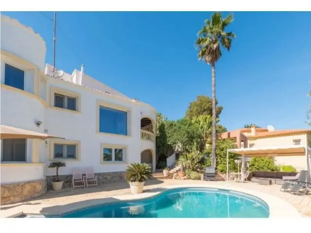 Chalet en Denia con Piscina 3 Dormitorios y Garaje Doble