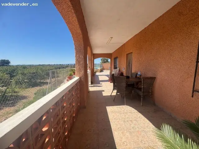 Chalet Reformado con Piscina y Gran Terreno en Lliria