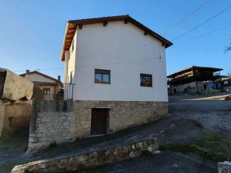 Chalet en Salas Asturias para reformar con terreno