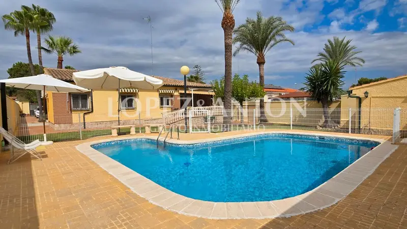 Chalet en Venta en L Eliana 4 Dormitorios Piscina Jardin