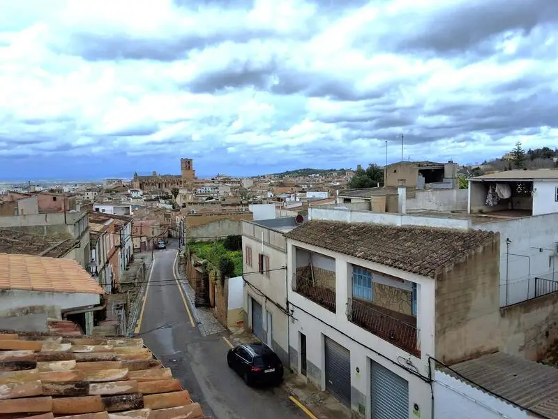 Casa adosada en Felanitx con amplias posibilidades y terraza