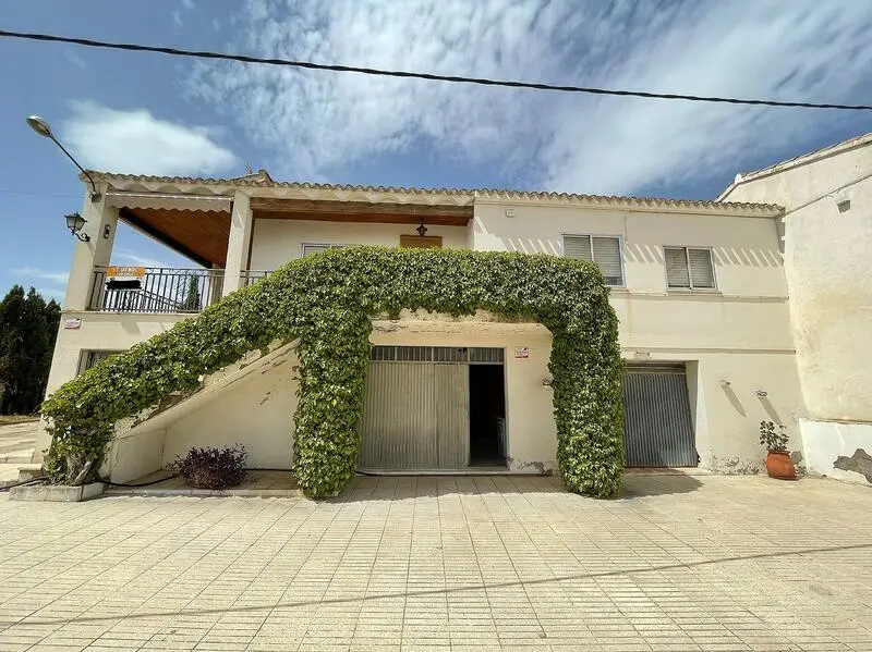 Casa Adosada en Salinas con Gran Terreno y Chimenea