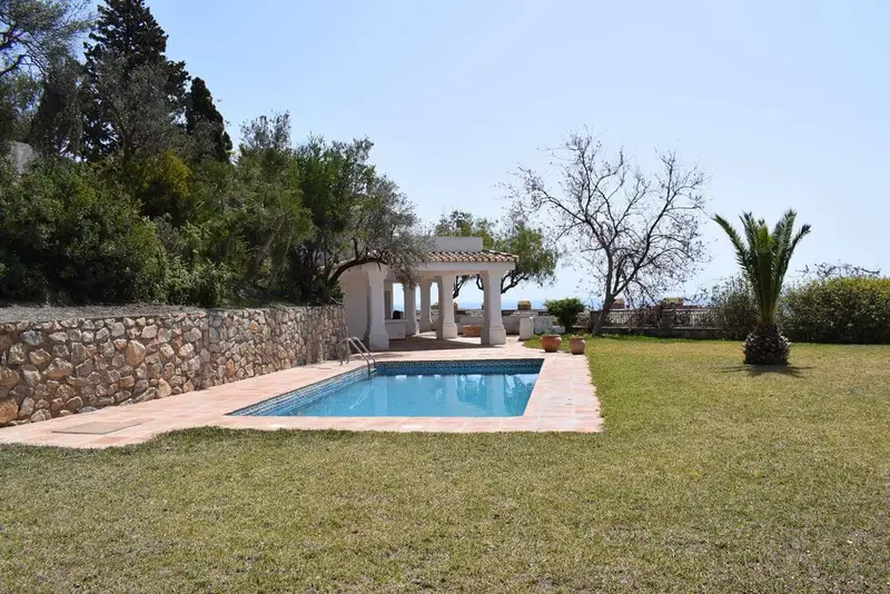 Chalet en venta en La Herradura Gran Villa en Punta de la Mona