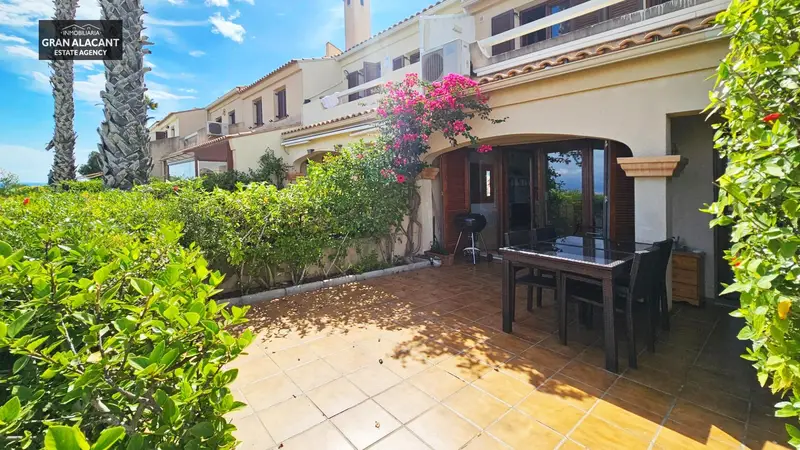 Casa en Gran Alacant con Piscina y Vistas al Mar