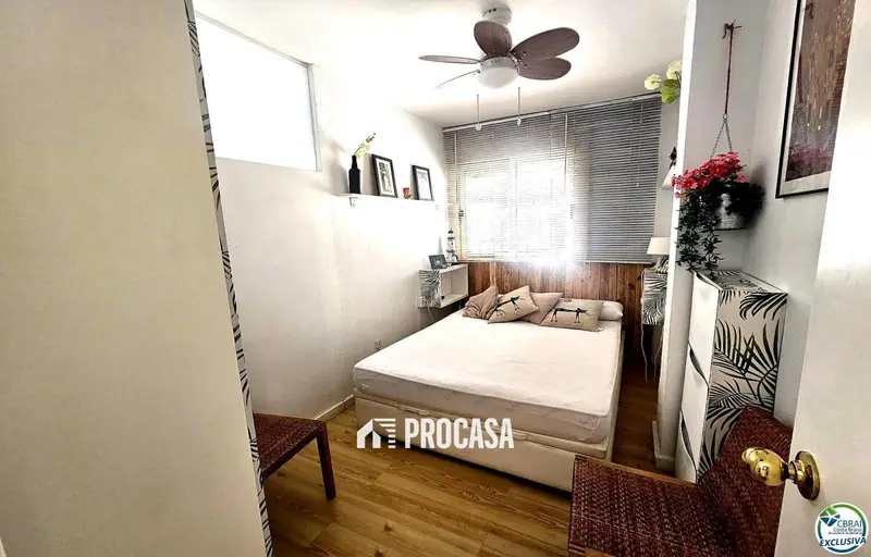 Apartamento en Empuriabrava con Vistas Panorámicas y Licencia Turística
