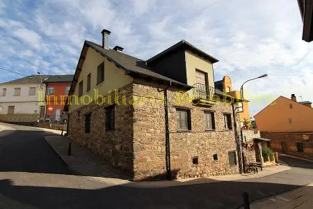 Casa Reformada con Bodega y Licencia de Restaurante en Fernan Nuñez