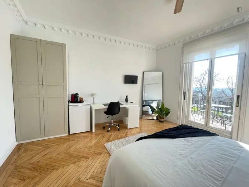 Habitacion Doble con Balcon en Piso Compartido para Jovenes en Madrid