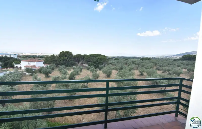 Apartamento en venta en Roses Girona con vistas a los olivos y al mar