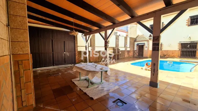 Chalet Rústico con Piscina y Vistas al Mar